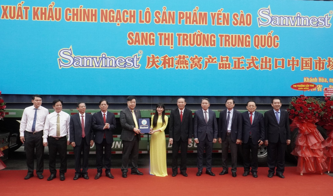 Đại diện Hải quan Trung Quốc trao giấy phép đủ điều kiện xuất khẩu sản phẩm yến sào Sanvinest Khánh Hòa nguyên chất sang thị trường Trung Quốc. Ảnh: C.H.