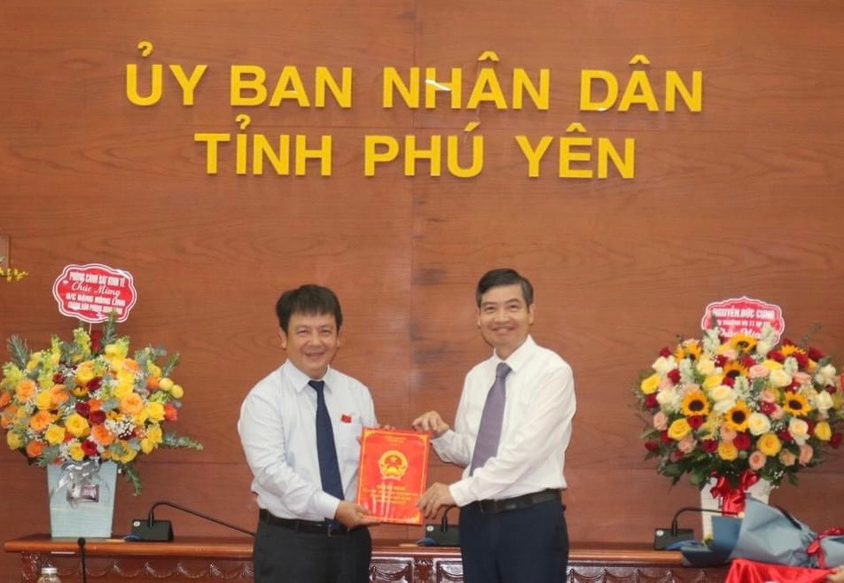 Chủ tịch UBND tỉnh Phú Yên Tạ Anh Tuấn trao quyết định bổ nhiệm cho ông Đặng Hồng Lĩnh (trái). Ảnh: Mỹ Hòa Chủ tịch UBND tỉnh Phú Yên Tạ Anh Tuấn trao quyết định bổ nhiệm cho ông Đặng Hồng Lĩnh (trái). Ảnh: Mỹ Hòa