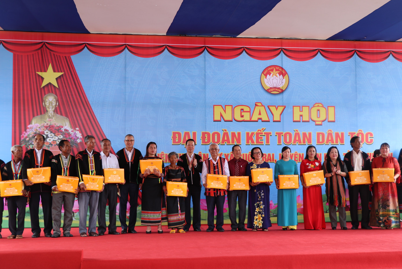 Chủ tịch nước Võ Văn Thưởng trao quà cho đồng bào các dân tộc xã Suối Trai.