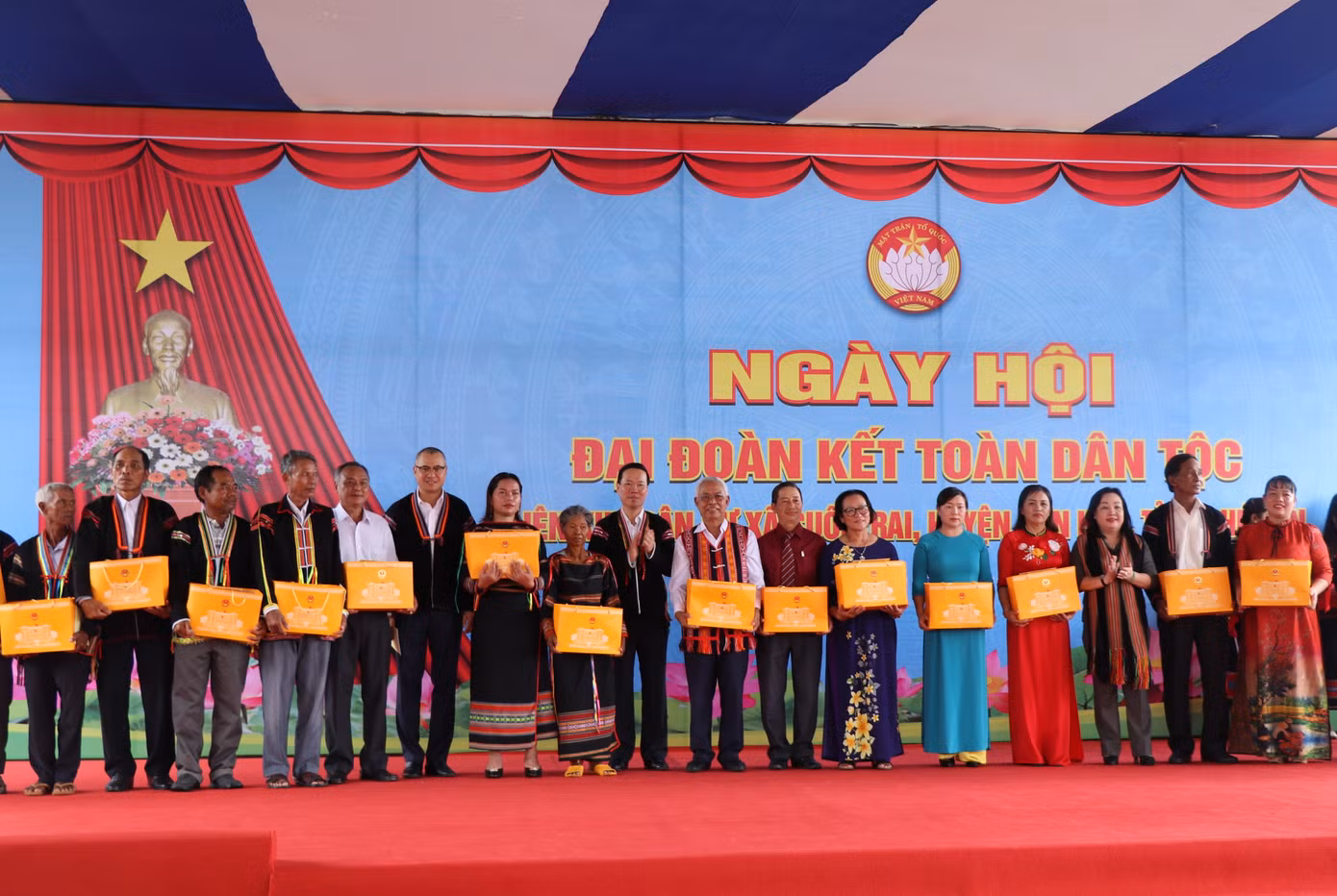 Chủ tịch nước Võ Văn Thưởng trao quà cho đồng bào các dân tộc xã Suối Trai. Chủ tịch nước Võ Văn Thưởng trao quà cho đồng bào các dân tộc xã Suối Trai.