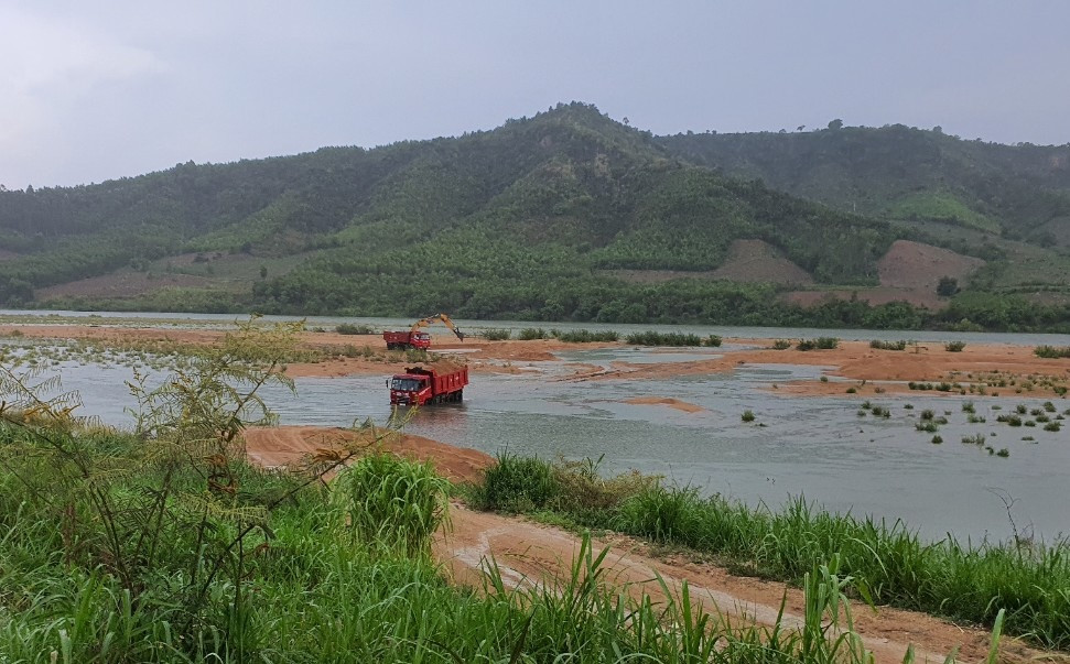 Trên địa bàn tỉnh Phú Yên còn nhiều điểm khai thác cát trái phép, trong hình là điểm khai thác cát trái phép ngay giữa lòng sông Ba. Ảnh: L.H.
