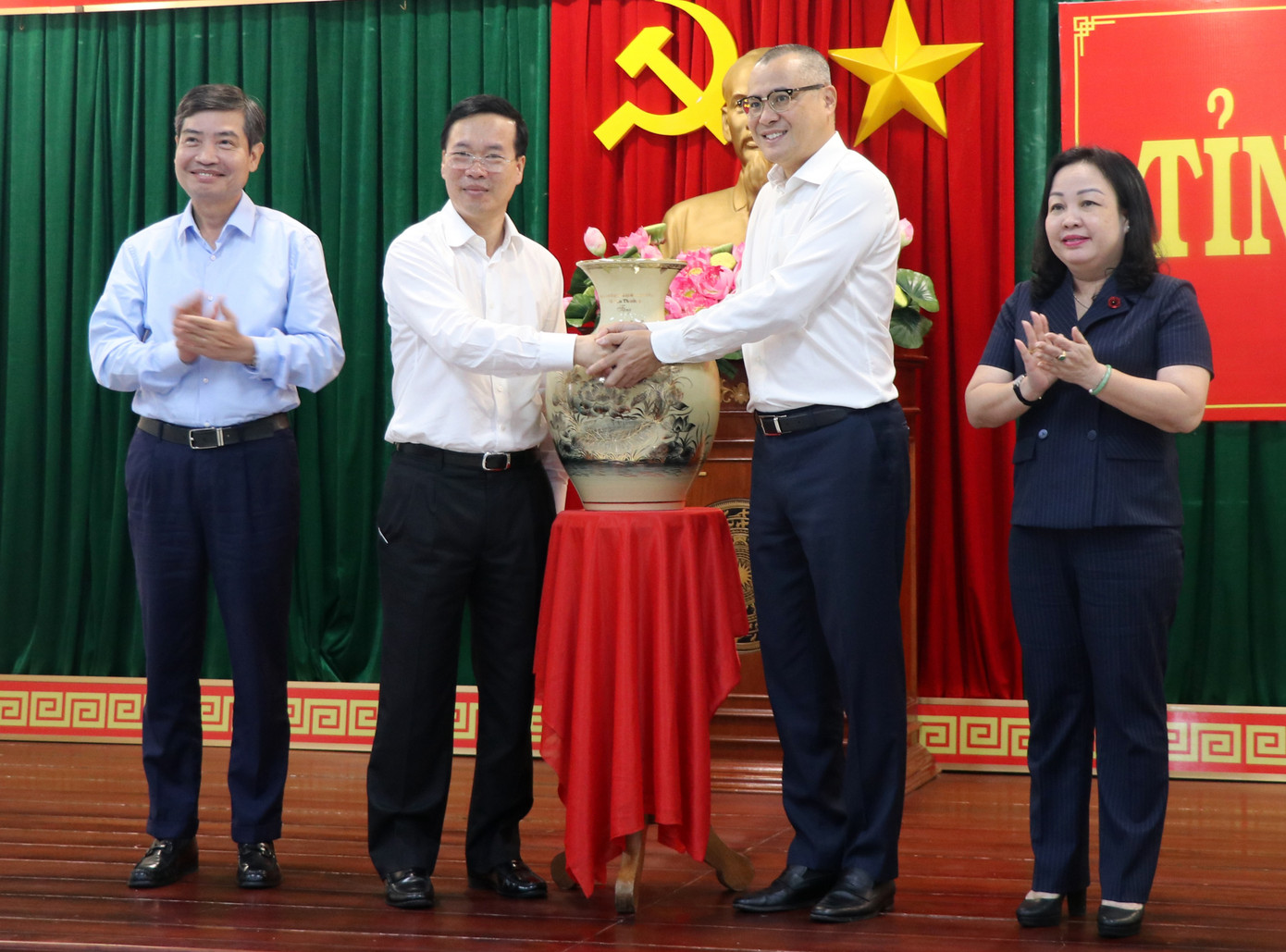 Chủ tịch nước Võ Văn Thưởng tặng quà Tỉnh uỷ Phú Yên.