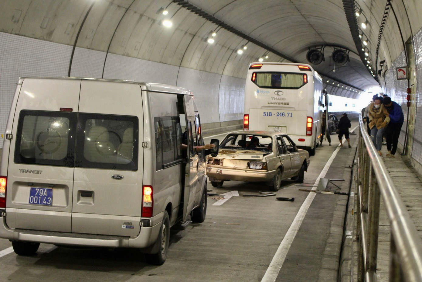 Cùng thời điểm đó, phía sau xe 45 chỗ có 1 ô tô loại 4 chỗ, 1 xe khách loại 16 chỗ và một số xe ô tô khác đang lưu thông cùng chiều. Do vi phạm về khoảng cách an toàn và tình huống bất ngờ nên lái xe đã không kiểm soát được tốc độ tông thẳng vào đuôi xe khách, gây tai nạn liên hoàn các xe phía sau.