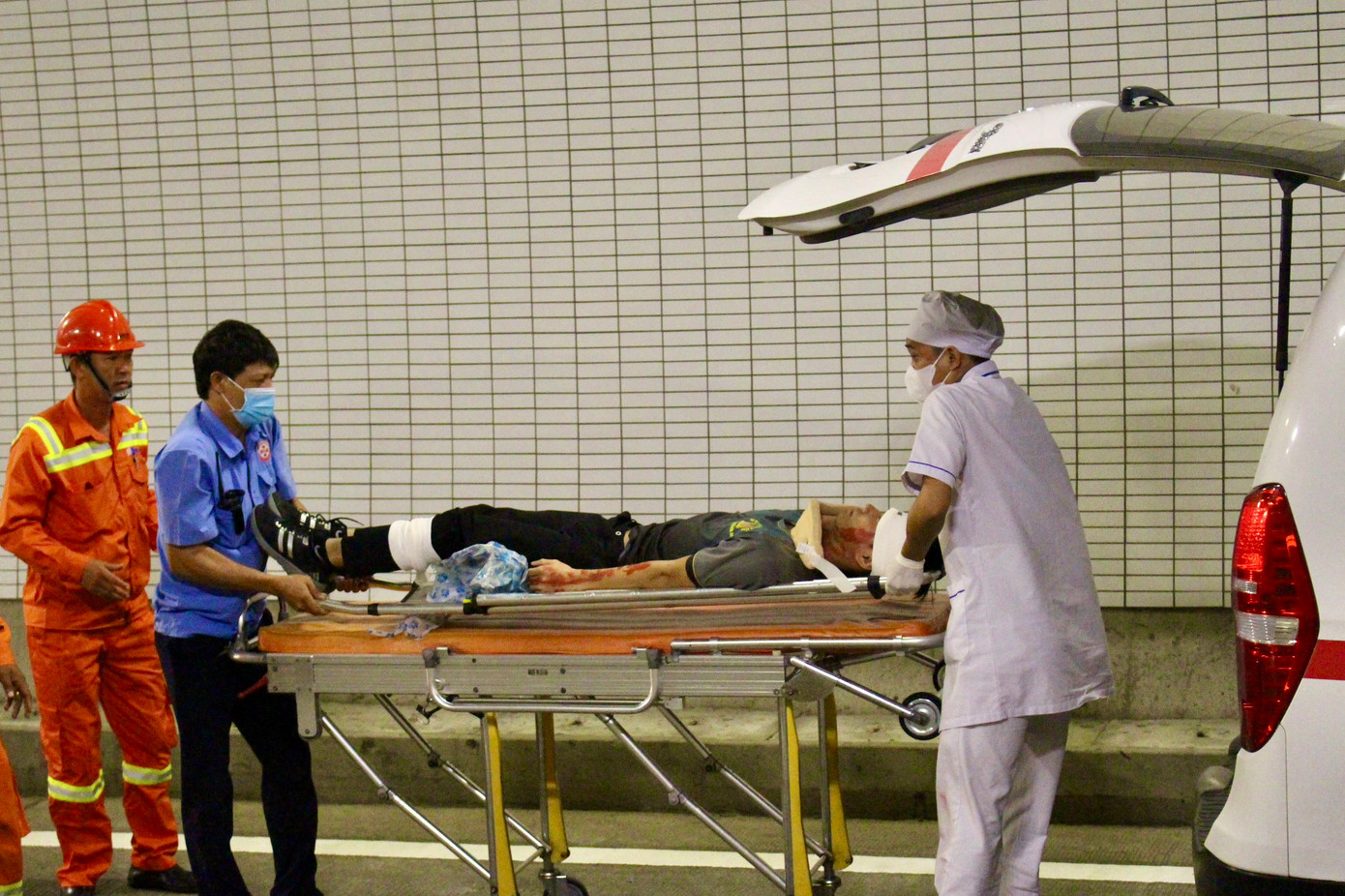 Tại hiện trường lúc này, nhiều người bị thương đã được đưa ra khỏi khu vực nguy hiểm. Tổ y tế thiết lập các điểm cấp cứu dã chiến tại đầu hầm, tổ chức tiếp nhận, sơ cấp cứu ban đầu và sử dụng xe cứu thương di chuyển nạn nhân đến bệnh viện để điều trị.