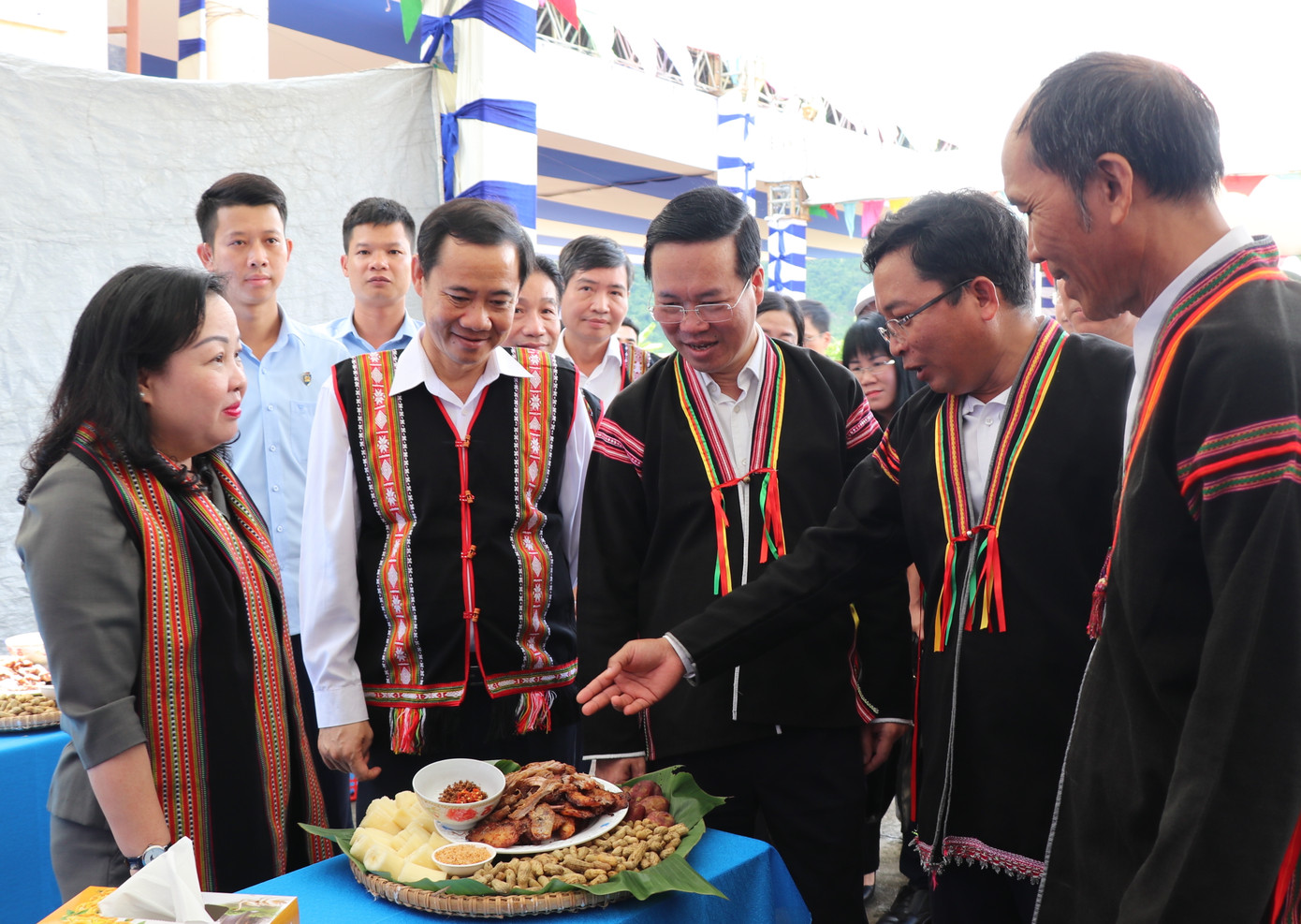 Người dân địa phương giới thiệu món ăn đặc trưng với Chủ tịch nước Võ Văn Thưởng.