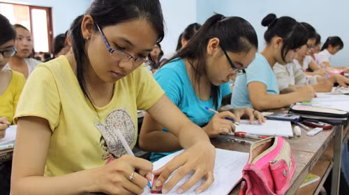 Thí sinh dự kỳ thi tuyển sinh ĐH, CĐ năm 2012 sẽ có nhiều khối thi hơn để chọn. Trong ảnh: học sinh học luyện thi ĐH khối A tại Trung tâm bồi dưỡng văn hóa và luyện thi ĐH Vĩnh Viễn chiều 30-11