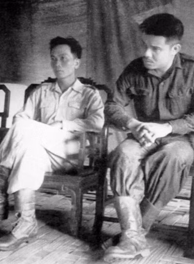 Bộ trưởng Nội vụ Võ Nguyên Giáp được Chủ tịch Hồ Chí Minh cử vào Nam trung bộ kiểm tra tình hình chiến đấu. Ảnh chụp tại đình Xuân Hòa, huyện Ninh Hòa, Khánh Hòa năm 1946, bên cạnh là luật sư Phan Anh