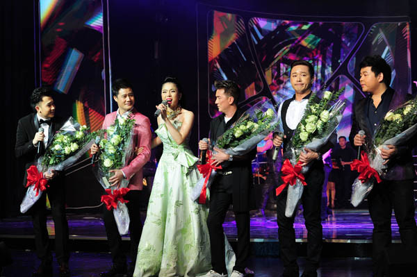 Cô tiếp tục thay đổi bộ váy khác khi hát 'Hãy trả lời em' kết chương trình cùng 5 nam ca sĩ khách mời