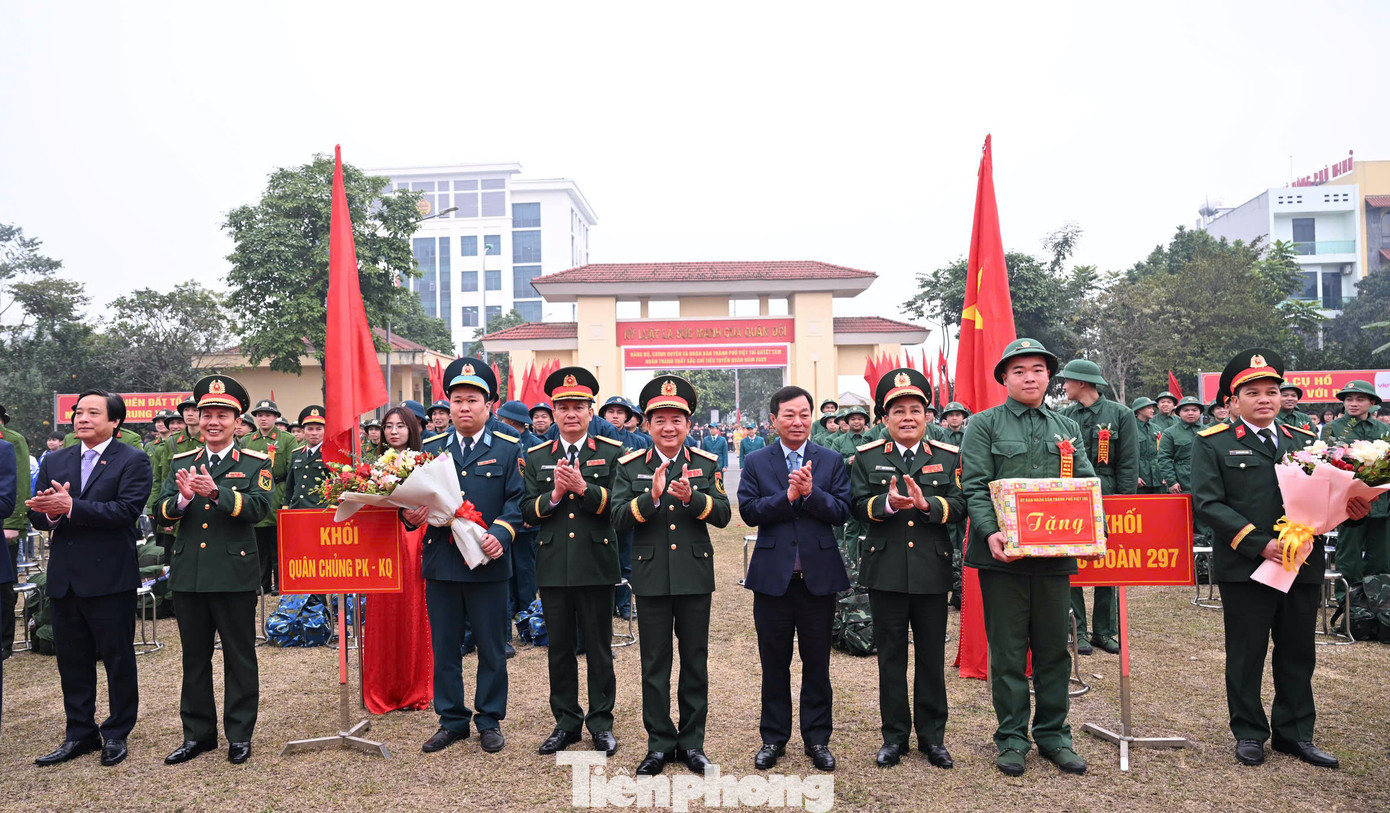 Thượng tướng Trịnh Văn Quyết tặng quà các đơn vị và thanh niên hăng hái lên đường nhập ngũ. Ảnh: Ngô Việt Trung