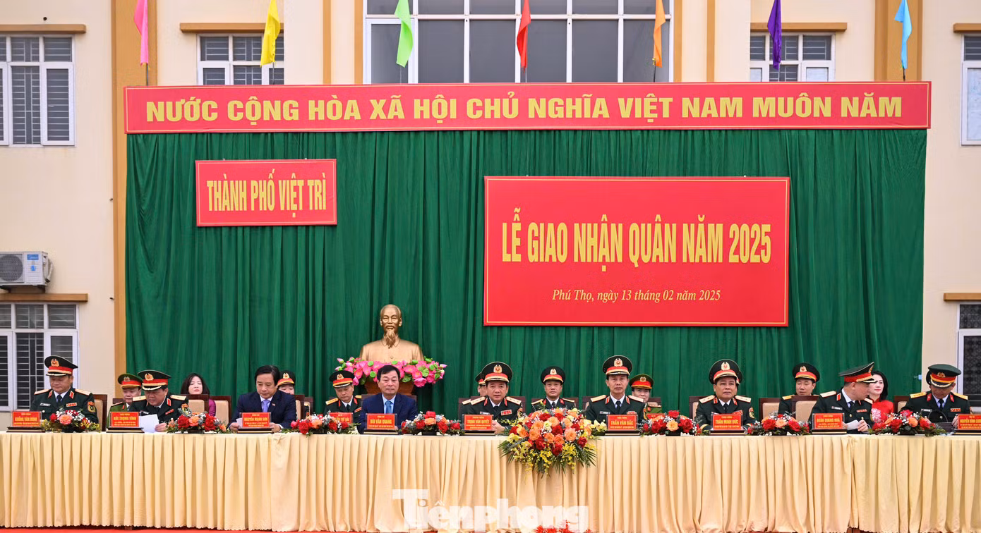 Toàn cảnh lễ giao nhận quân TP. Việt Trì. Ảnh: Ngô Việt Trung