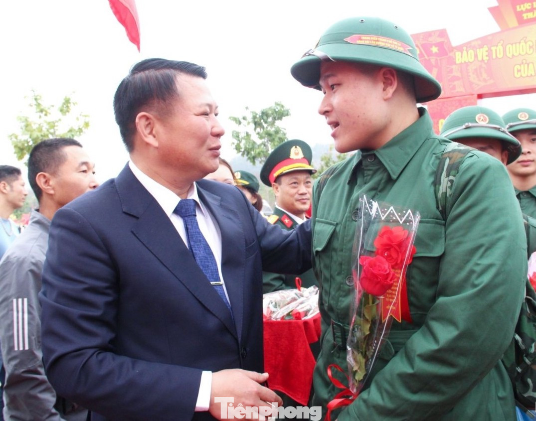 Lãnh đạo địa phương động viên tân binh.