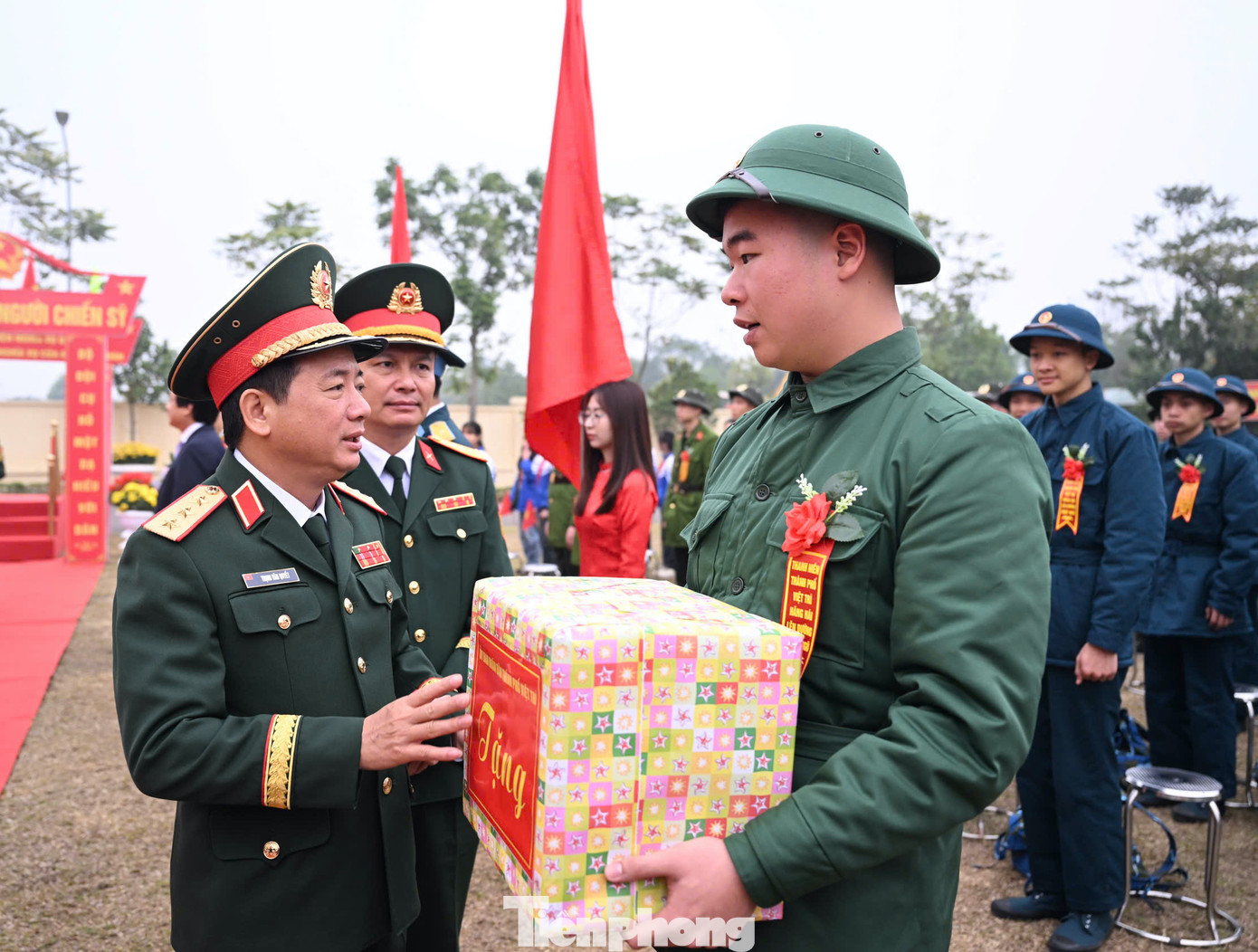 Thượng tướng Trịnh Văn Quyết tặng quà, động viên các thanh niên hăng hái lên đường nhập ngũ. Ảnh: Ngô Việt Trung