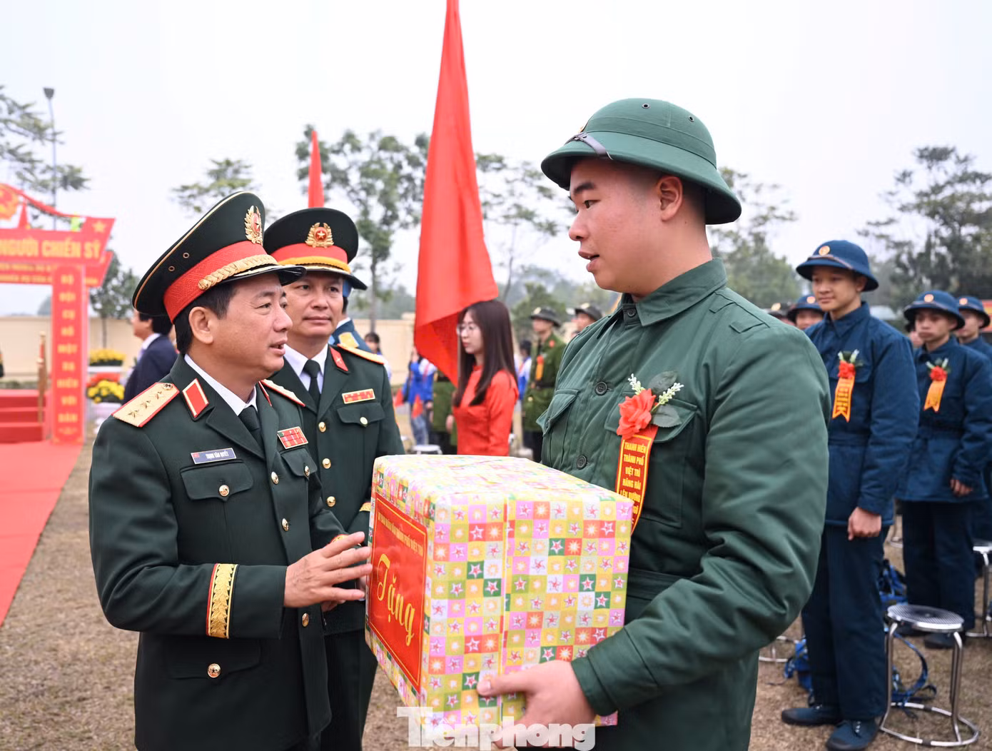 Thượng tướng Trịnh Văn Quyết tặng quà, động viên các thanh niên hăng hái lên đường nhập ngũ. Ảnh: Ngô Việt Trung