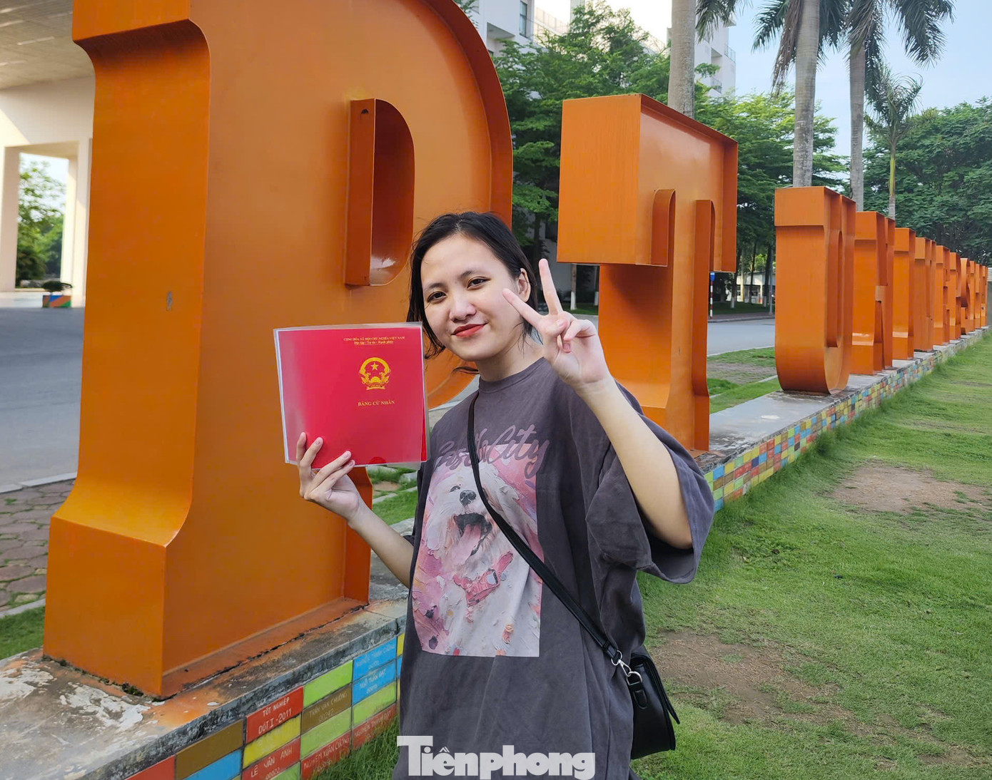 Ngọc Anh vui mừng cầm tấm bằng tốt nghiệp loại giỏi trên tay.