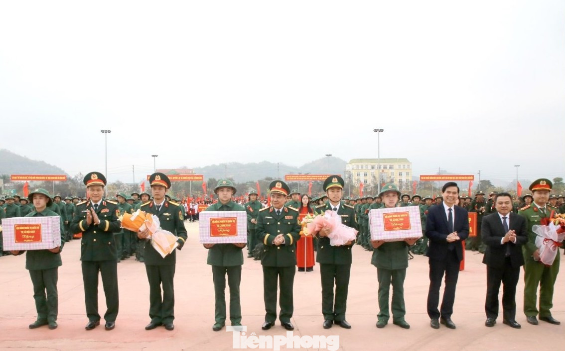 Thượng tướng Vũ Hải Sản và đồng chí Hoàng Quốc Khánh động viên, tặng quà các tân binh lên đường nhập ngũ.