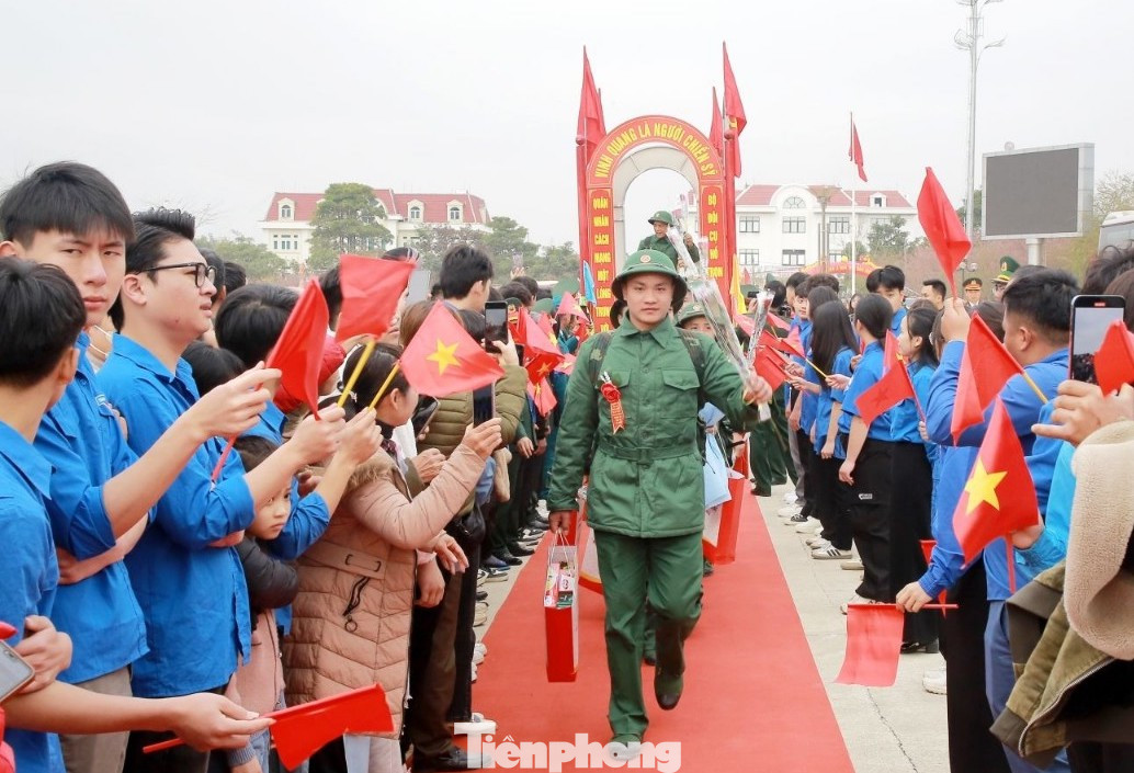 Đoàn viên thanh niên tiễn tân binh lên đường về đơn vị.