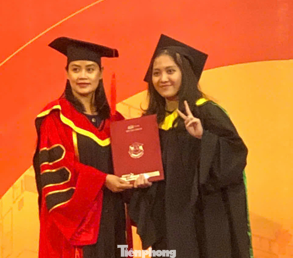 Ngọc Anh hạnh phúc cùng cô giáo, người thân trong ngày nhận bằng tốt nghiệp đại học.