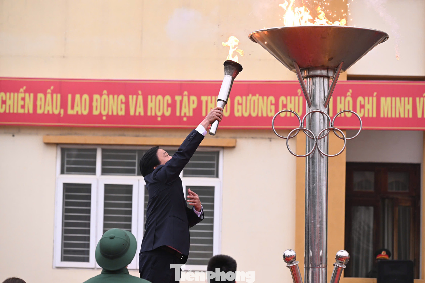 Lãnh đạo TP. Việt Trì đánh trống và thắp lửa truyền thống, động viên thanh niên phát huy truyền thống quê hương. Ảnh: Ngô Việt Trung