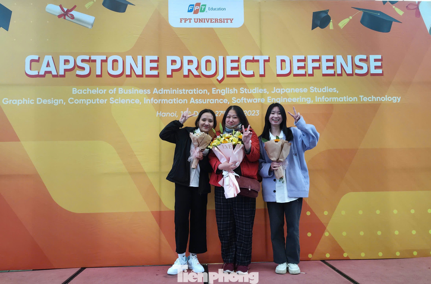 Trương Thị Ngọc Anh (đứng bên phải) cùng các bạn học tại Trường Đại học FPT.