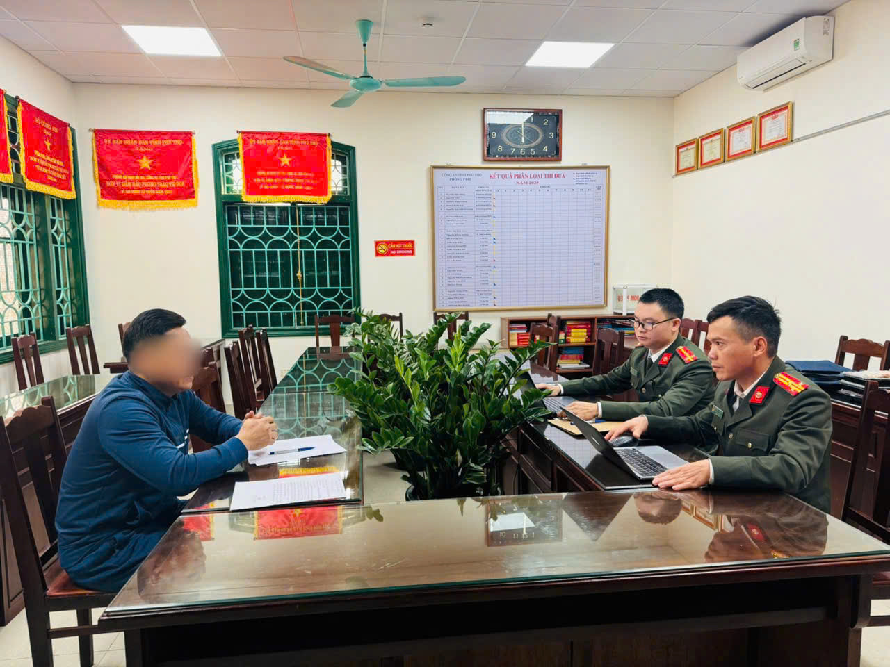 Quản trị viên nhóm Zalo "báo chốt" CSGT được mời lên cơ quan Công an làm việc.