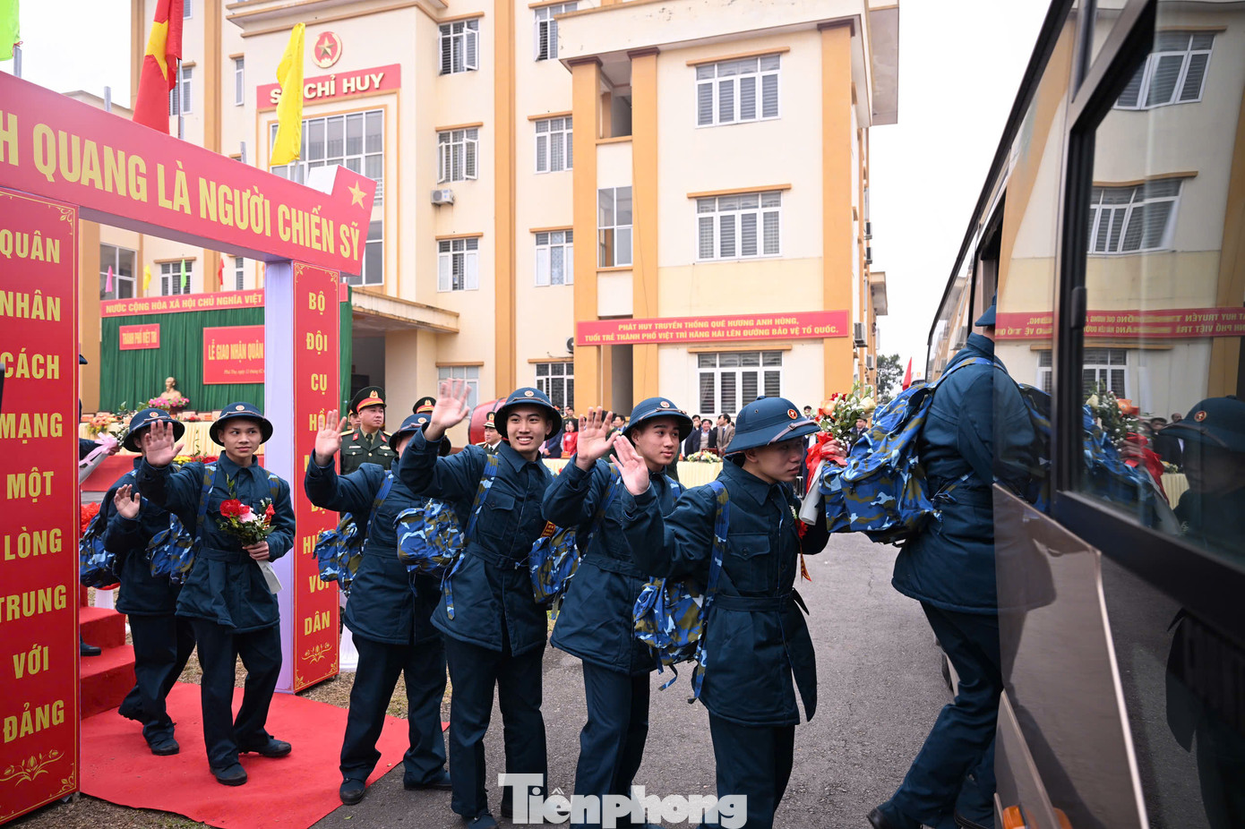 Các thanh niên của TP Việt Trì phấn khởi bước qua Cầu Vinh quang và lên xe về đơn vị.