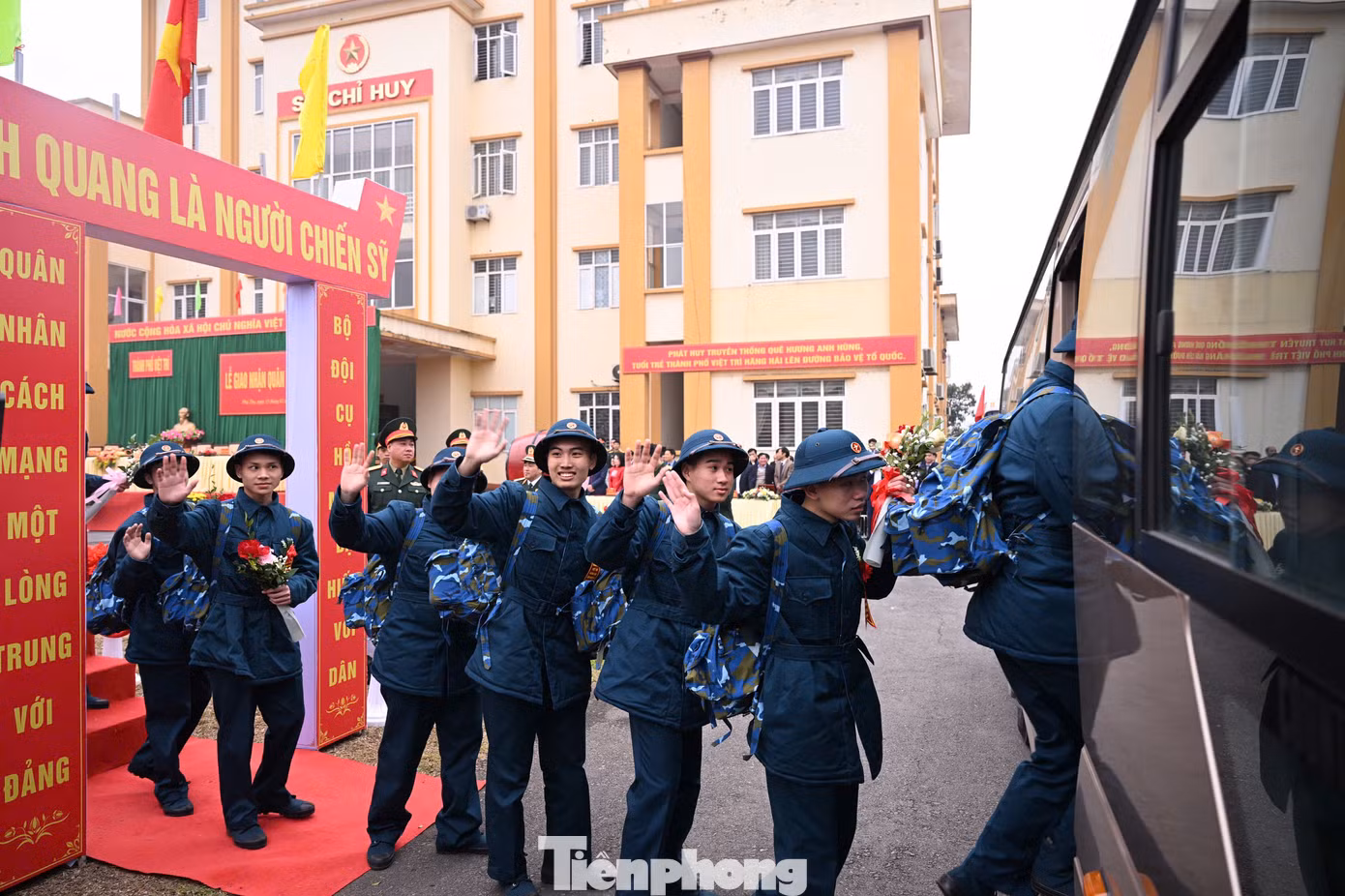 Các thanh niên của TP Việt Trì phấn khởi bước qua Cầu Vinh quang và lên xe về đơn vị.