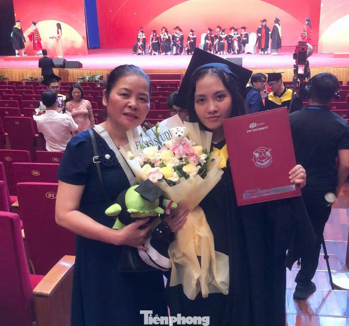 Ngọc Anh hạnh phúc cùng cô giáo, người thân trong ngày nhận bằng tốt nghiệp đại học.