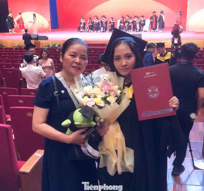 Ngọc Anh hạnh phúc cùng cô giáo, người thân trong ngày nhận bằng tốt nghiệp đại học.