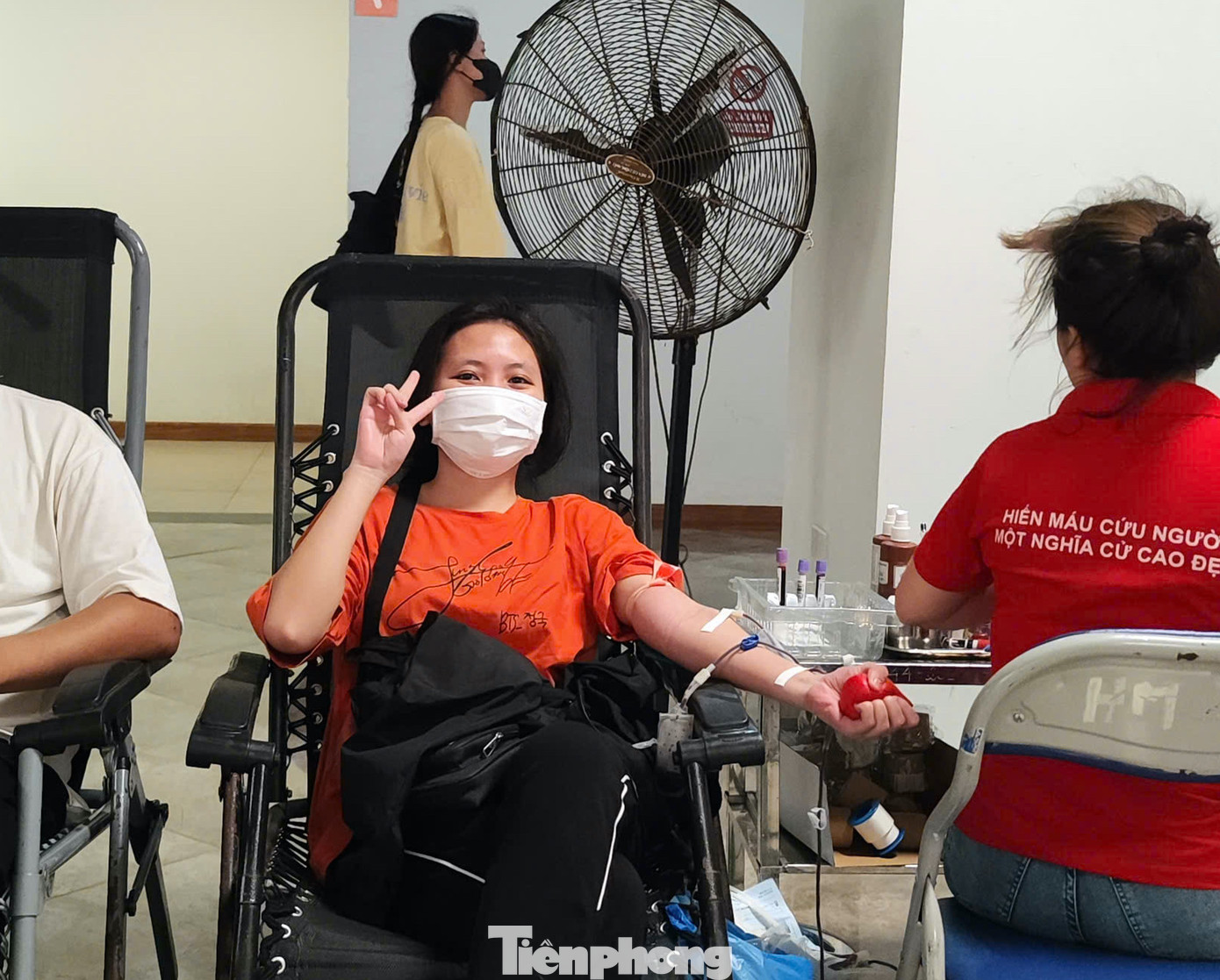 Trương Thị Ngọc Anh tham gia hiến máu tình nguyện