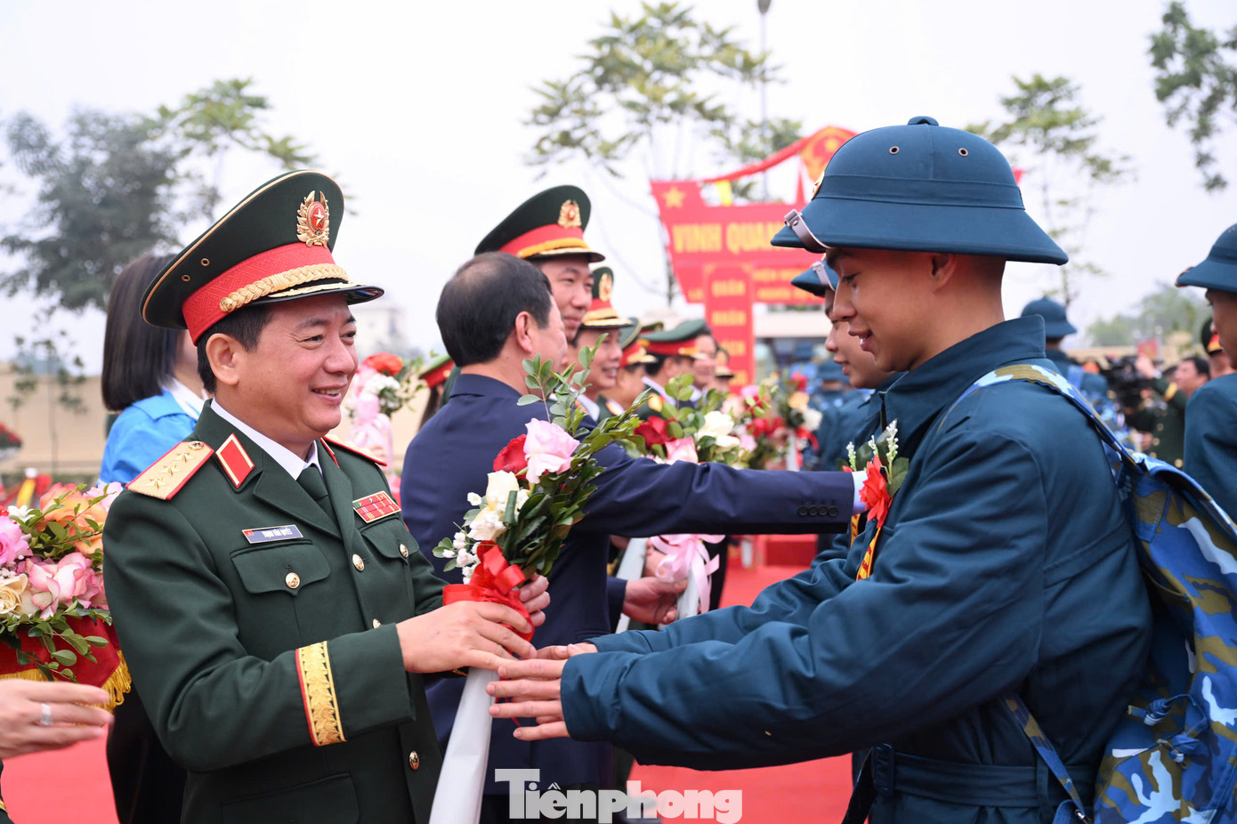 Thượng tướng Trịnh Văn Quyết tặng hoa động viên các thanh niên hăng hái lên đường nhập ngũ. Ảnh: Ngô Việt Trung