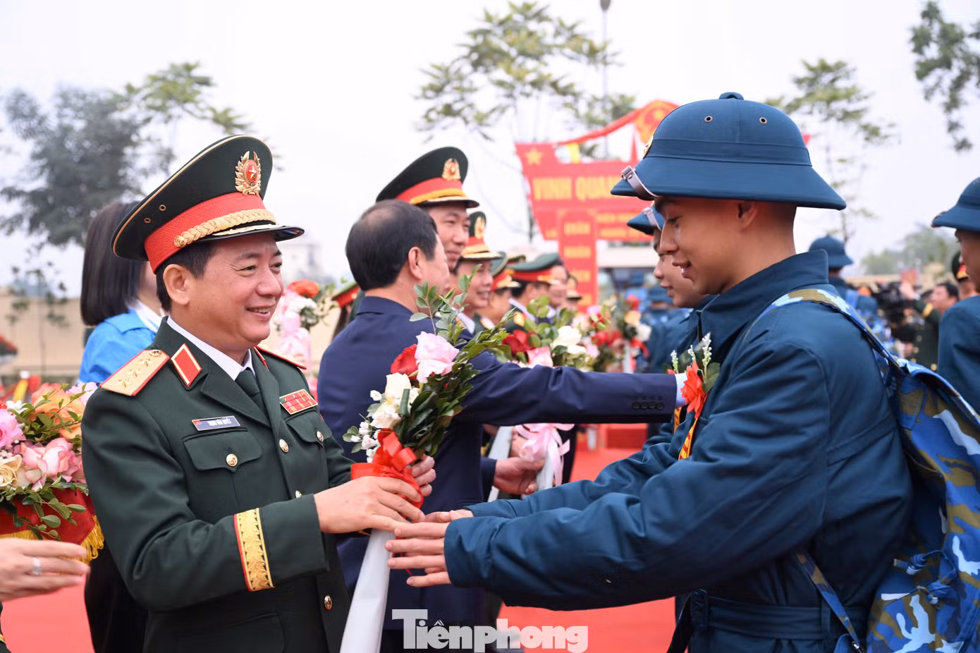 Thượng tướng Trịnh Văn Quyết tặng hoa động viên các thanh niên hăng hái lên đường nhập ngũ. Ảnh: Ngô Việt Trung