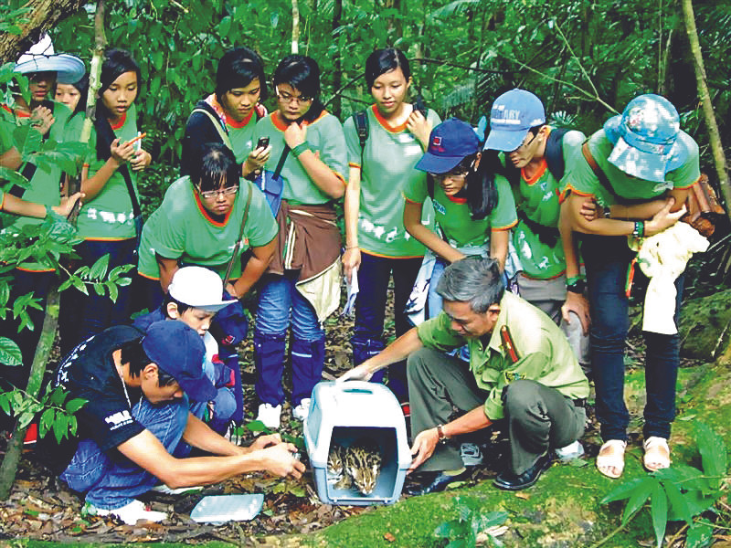Các thành viên AWO cùng với kiểm lâm thả động vật hoang dã trở lại rừng. Các thành viên AWO cùng với kiểm lâm thả động vật hoang dã trở lại rừng
