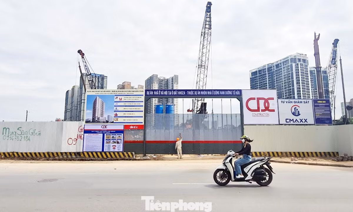 Như Tiền Phong thông tin, thời gian gần đây, một số trạng mạng xã hội, trang tin bất động sản, các "cò" đất rầm rộ chào bán, nhận tư vấn hồ sơ, đặt mua căn hộ Dự án nhà ở xã hội (NƠXH) NHS Trung Văn (phường Trung Văn, quận Nam Từ Liêm, Hà Nội) khi chưa đủ điều kiện nhận hồ sơ theo quy định. Thậm chí, có công ty còn đặt văn phòng đối diện ngay trụ sở UBND phường Trung Văn để tư vấn, chào bán căn hộ dự án NƠXH NHS Trung Văn.