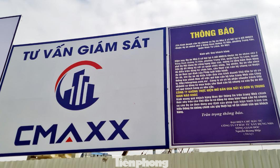 “Hiện nay, dự án NƠXH tại ô đất HH02A, thuộc dự án nhóm nhà ở Đông Nam đường Tố Hữu đang thi công hạng mục cọc, móng và tầng hầm theo đúng tiến độ đã đăng ký với cơ quan chức năng. Tuy nhiên, dự án vẫn chưa đủ điều kiện đăng ký chào bán, cho thuê các căn hộ chung cư thuộc dự án theo qui định của pháp luật. Do đó, khi dự án đủ điều kiện đưa vào kinh doanh chủ đầu tư sẽ có thông báo chính thức về việc mở bán căn hộ. Công ty sẽ có bộ phận chuyên trách tiếp nhận hồ sơ đăng ký mua hoặc cho thuê căn hộ chung cư của dự án đối với quý khách hàng có nhu cầu. Công ty không thực hiện mở bán qua bất kỳ đơn vị trung gian nào khác”, thông báo của chủ đầu tư nêu rõ. Ảnh: Thông báo về việc dự án chưa đủ điều kiện đăng ký chào bán, cho thuê các căn hộ chung cư thuộc dự án theo qui định của pháp luật được treo bên ngoài cổng dự án.