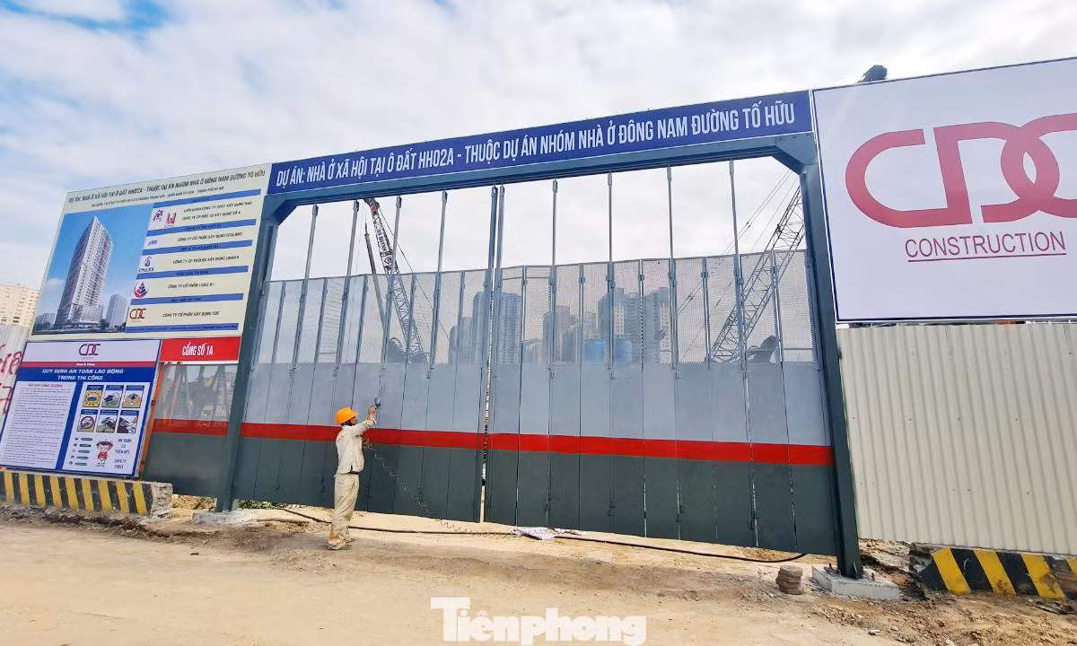 Thắc mắc về khoản "phí hồ sơ" chênh so với giá bán lên đến hàng trăm triệu đồng/căn hộ, môi giới này cho biết: "Khoản phí này để bên em làm hồ sơ được đẹp và đủ điểm để anh mua được căn NƠXH. Số tiền đó anh sẽ đóng cho bên em và có phiếu thu của công ty, bởi chủ đầu tư không trực tiếp xử lý".