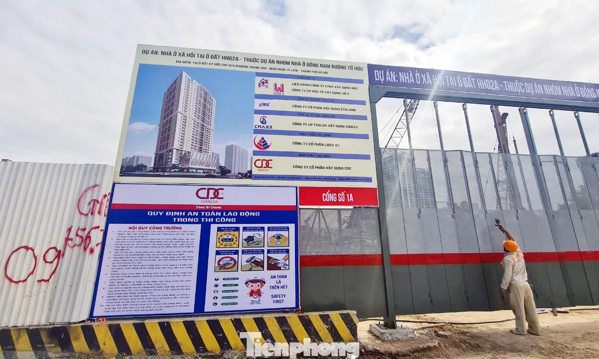 Trong vai khách hàng có nhu cầu mua NƠXH tại dự án NHS Trung Văn, PV được các “cò” đất, sàn môi giới bất động sản mời chào và hướng dẫn nhiệt tình. Môi giới tên D, tự nhận là nhân viên của Công ty TNHH Đầu tư và Kinh doanh bất động sản Newstar cho biết, căn hộ NƠXH tại dự án hiện chưa có giá chính thức. Dự kiến giá trên hợp đồng khoảng 20 triệu đồng/m2.