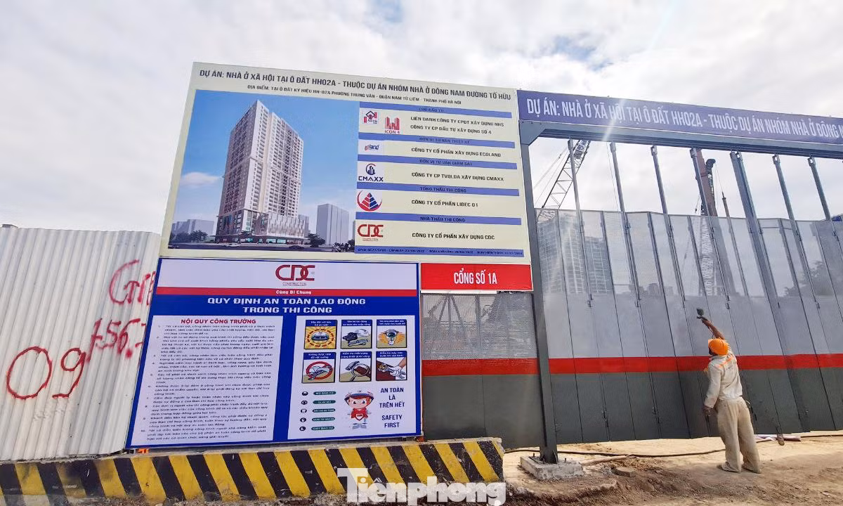 Trong vai khách hàng có nhu cầu mua NƠXH tại dự án NHS Trung Văn, PV được các “cò” đất, sàn môi giới bất động sản mời chào và hướng dẫn nhiệt tình. Môi giới tên D, tự nhận là nhân viên của Công ty TNHH Đầu tư và Kinh doanh bất động sản Newstar cho biết, căn hộ NƠXH tại dự án hiện chưa có giá chính thức. Dự kiến giá trên hợp đồng khoảng 20 triệu đồng/m2.