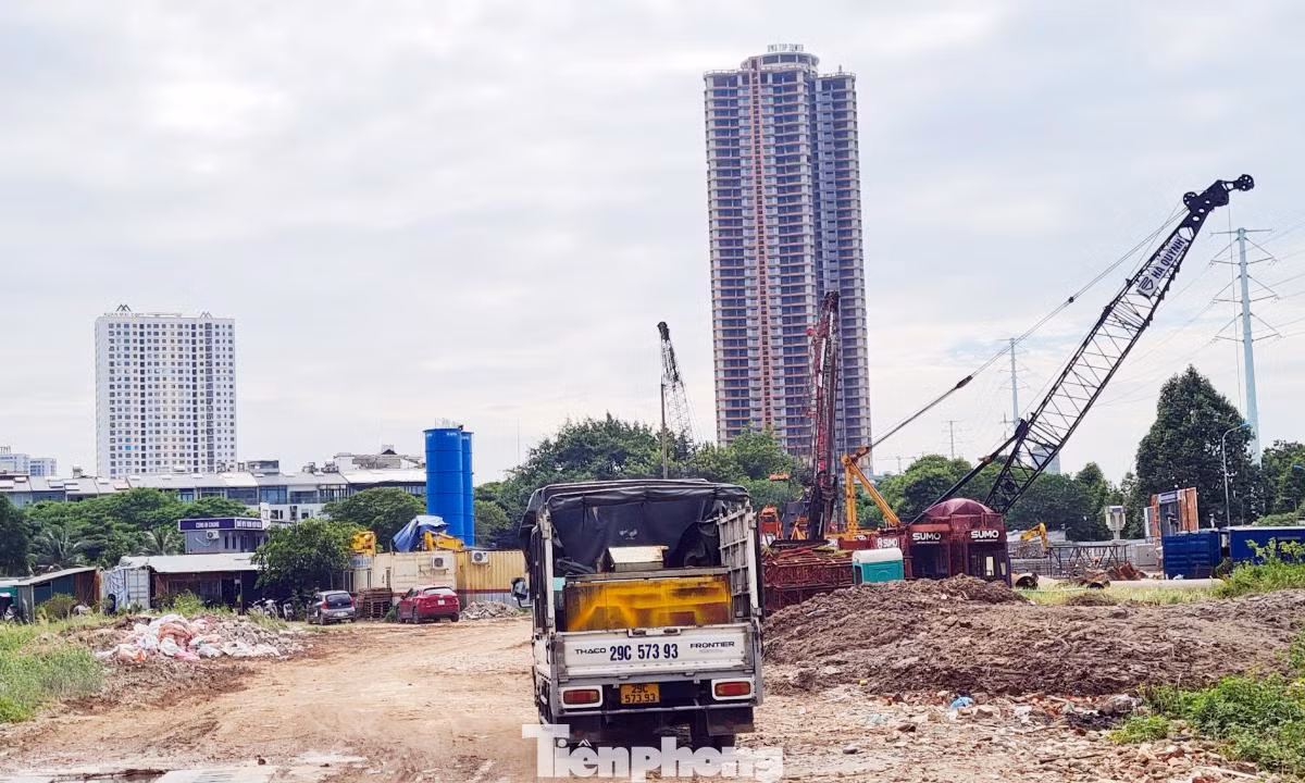 Hiện khu đất dự án đang được chủ đầu tư thi công hạng mục cọc, móng và tầng hầm.