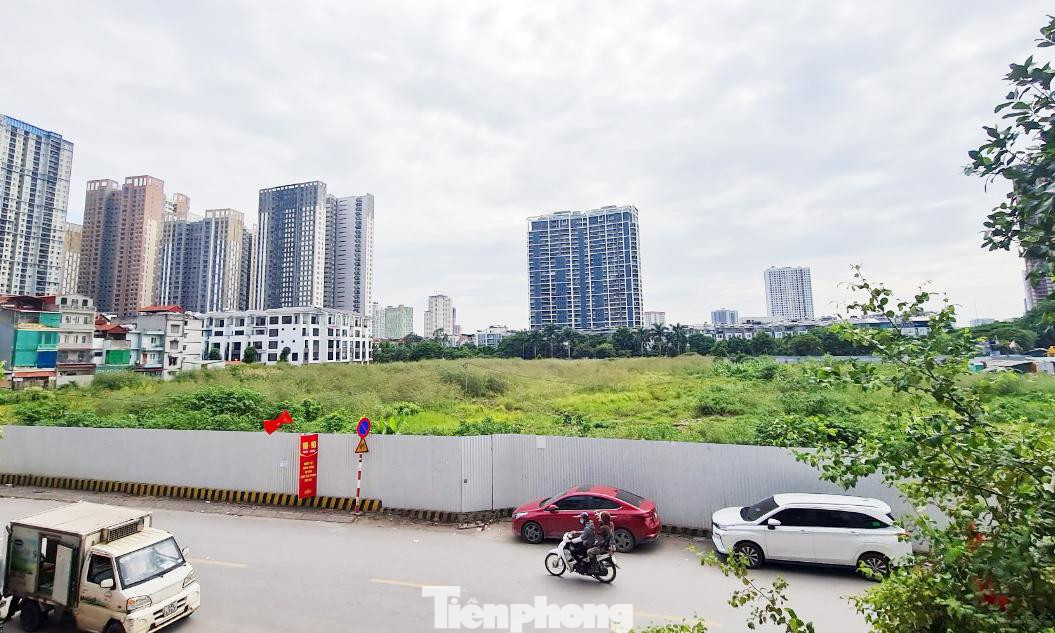 Theo kế hoạch ban đầu, dự án triển khai trong giai đoạn 2016 - 2020. Nhưng đến thời điểm hiện tại, khu đất dự án này đang quây tôn, bỏ hoang lãng phí.