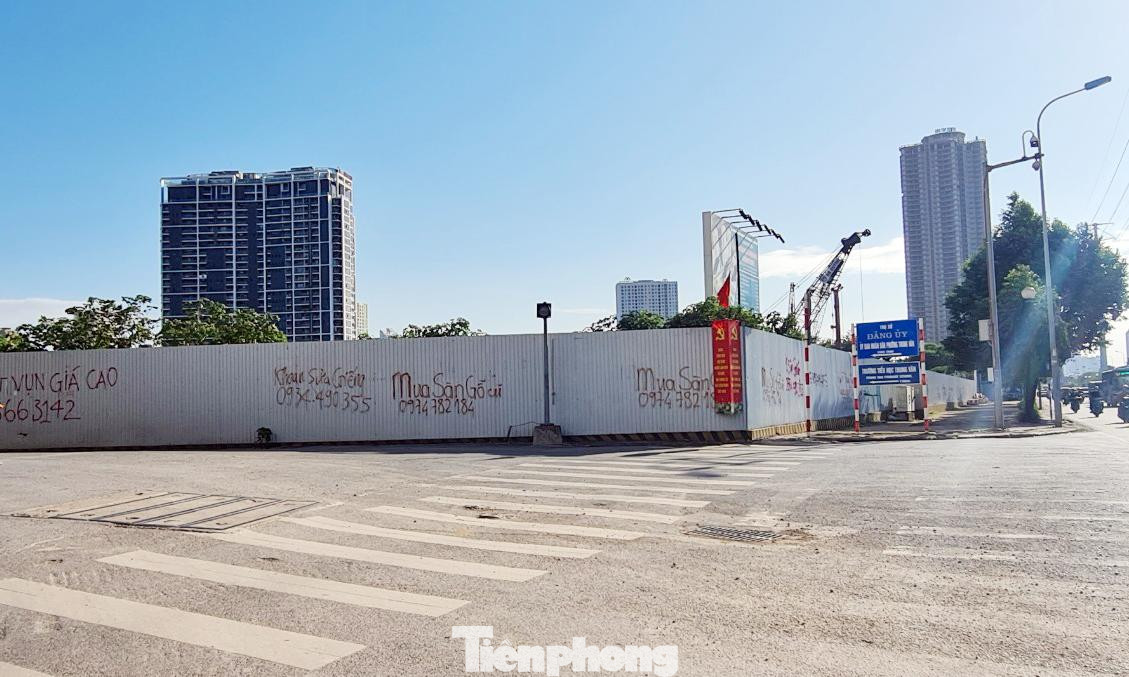 "Hiện chủ đầu tư chưa nhận hồ sơ, bây giờ anh có nhu cầu mua NƠXH dự án NHS Trung Văn, sẽ ký hợp đồng đặt cọc thiện chí 50 triệu đồng để giữ chỗ. Sau đó, bên em sẽ tư vấn cho anh để chuẩn bị những hồ sơ cần thiết. Ngoài số tiền phải đóng khi có giá bán chính thức được phê duyệt, anh sẽ đóng thêm "phí hồ sơ" từ 200-300 triệu đồng/căn tùy vị trí", môi giới D., nói.