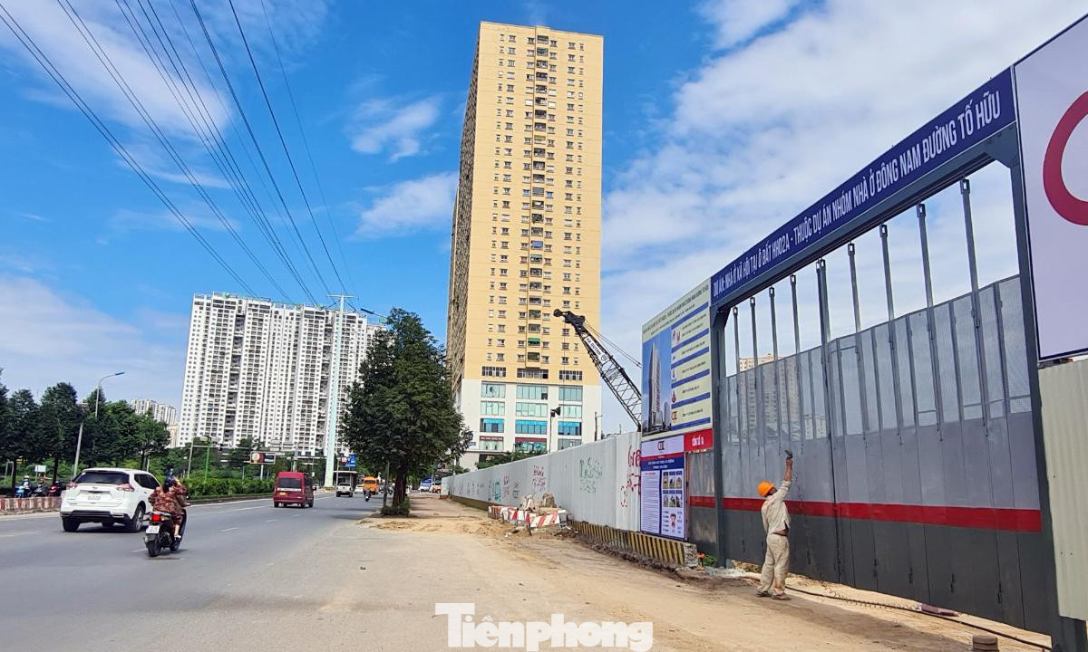 Được biết, dự án NHS Trung Văn xây dựng trên ô đất HH-02A có diện tích 2.726 m2, thuộc dự án nhóm nhà ở Đông Nam đường Tố Hữu (phường Trung Văn, quận Nam Từ Liêm, Hà Nội) do Liên danh Công ty Cổ phần Đầu tư Xây dựng NHS và Công ty Cổ phần Đầu tư Xây dựng số 4 làm chủ đầu tư. Dự án có vị trí đắc địa trên tuyến đường Tố Hữu (Lê Văn Lương kéo dài), cách trụ sở UBND Trung Văn khoảng 200m. Dự án cao 32 tầng (chưa bao gồm 02 tầng hầm và tum thang) với tổng số 275 căn hộ. Trong đó có 157 căn NƠXH để bán, 68 căn NƠXH cho thuê và 50 căn để kinh doanh thương mại.