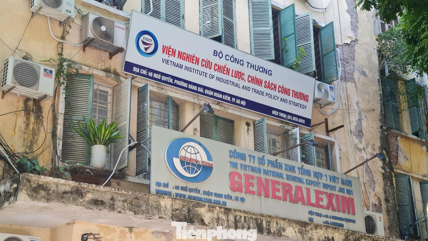 Cụ thể, Công ty CP xuất nhập khẩu Tổng hợp 1 Việt Nam được yêu cầu bàn giao lại các gian nhà của Bộ Công thương mà công ty đang sử dụng tạm tại số 46 Ngô Quyền, quận Hoàn Kiếm cho Văn phòng Bộ Công thương quản lý. Thời gian bàn giao nhà trước ngày 30/11. Cụ thể, Công ty CP xuất nhập khẩu Tổng hợp 1 Việt Nam được yêu cầu bàn giao lại các gian nhà của Bộ Công thương mà công ty đang sử dụng tạm tại số 46 Ngô Quyền, quận Hoàn Kiếm cho Văn phòng Bộ Công thương quản lý. Thời gian bàn giao nhà trước ngày 30/11.