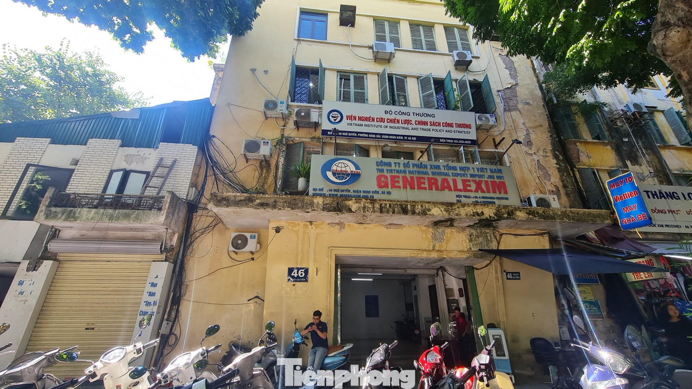 Bộ Công thương mới đây có văn bản yêu cầu thu hồi các mặt bằng tại số 1C Tràng Tiền và 46 Ngô Quyền (quận Hoàn Kiếm, Hà Nội) cho doanh nghiệp mượn, liên doanh, liên kết trái quy định. Ảnh: khu nhà đất số 46 Ngô quyền. Bộ Công thương mới đây có văn bản yêu cầu thu hồi các mặt bằng tại số 1C Tràng Tiền và 46 Ngô Quyền (quận Hoàn Kiếm, Hà Nội) cho doanh nghiệp mượn, liên doanh, liên kết trái quy định. Ảnh: khu nhà đất số 46 Ngô quyền.