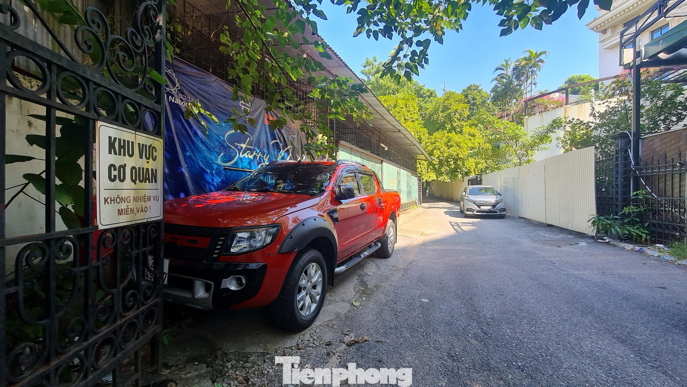 Tương tự, Bộ Công thương yêu cầu Công ty CP xây dựng và thương mại Thành Công phối hợp với Văn phòng, Công đoàn Bộ Công thương chấm dứt hợp đồng giữa Văn phòng Bộ, Công đoàn Bộ Công thương với công ty này để khai thác mặt bằng số 1C Tràng Tiền, quận Hoàn Kiếm, Hà Nội. Tương tự, Bộ Công thương yêu cầu Công ty CP xây dựng và thương mại Thành Công phối hợp với Văn phòng, Công đoàn Bộ Công thương chấm dứt hợp đồng giữa Văn phòng Bộ, Công đoàn Bộ Công thương với công ty này để khai thác mặt bằng số 1C Tràng Tiền, quận Hoàn Kiếm, Hà Nội.