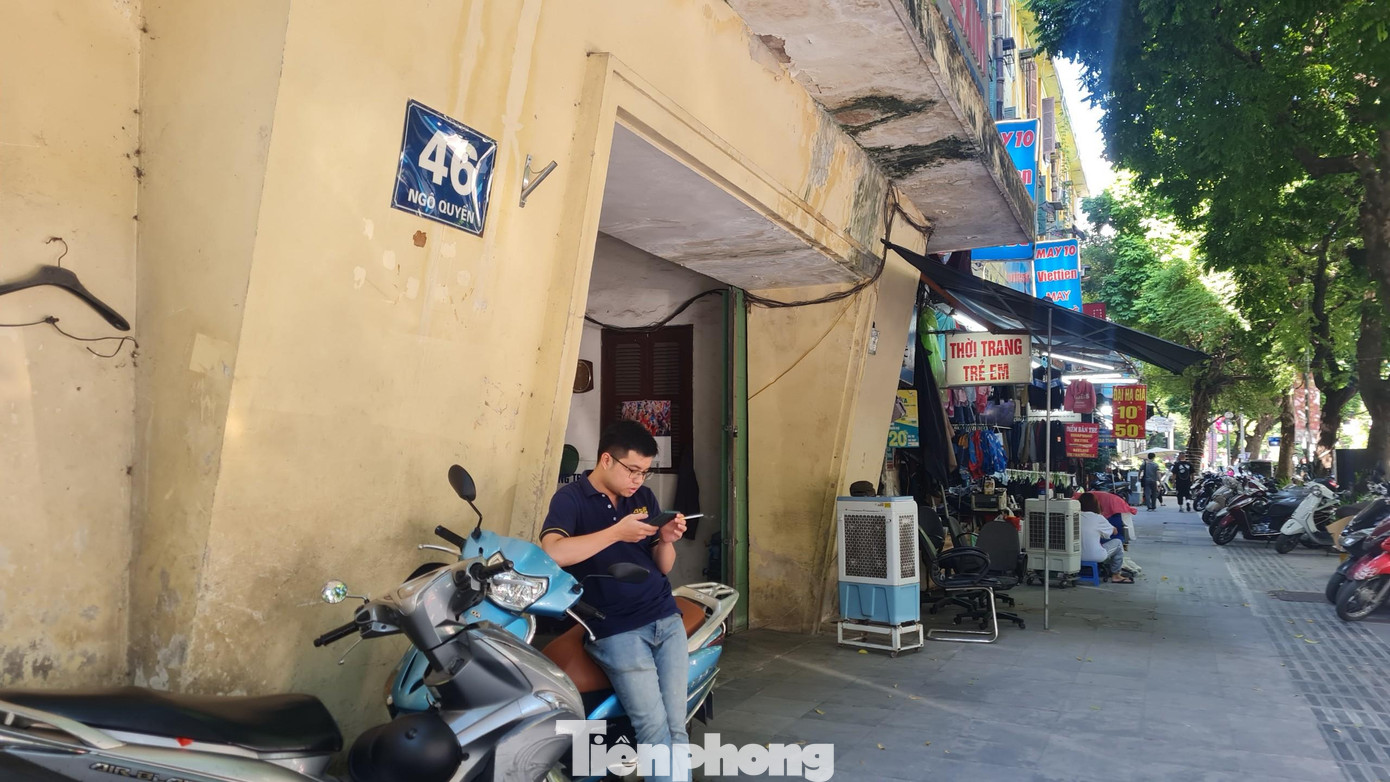 Theo khảo sát, cơ sở nhà đất 46 Ngô Quyền có vị trí đắc địa, nằm trên tuyến phố trung tâm của Thủ đô có giá thuê văn phòng, mặt bằng đắt đỏ. Theo khảo sát, cơ sở nhà đất 46 Ngô Quyền có vị trí đắc địa, nằm trên tuyến phố trung tâm của Thủ đô có giá thuê văn phòng, mặt bằng đắt đỏ.