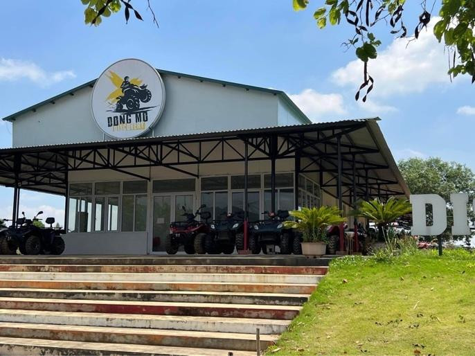 Tại khu đất đang chờ đầu tư ở vị trí cổng A Làng VHDL (thuộc Khu Trung tâm văn hóa và khu vui chơi giải trí) biến thành khu vực cho thuê xe đua xe địa hình. Tại khu đất đang chờ đầu tư ở vị trí cổng A Làng VHDL (thuộc Khu Trung tâm văn hóa và khu vui chơi giải trí) biến thành khu vực cho thuê xe đua xe địa hình.