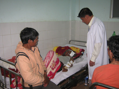 Bà Bấc bị gãy tay đang được bác sĩ chăm sóc