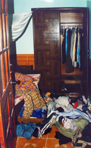 Phòng ngủ nhà ông Hùng bị lục tung để tìm tiền