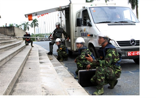 Do có bom hẹn giờ bị bọn khủng bố cài lại trong tòa nhà, nên lực lượng xử lý bom mìn được điều đến hiện trường..