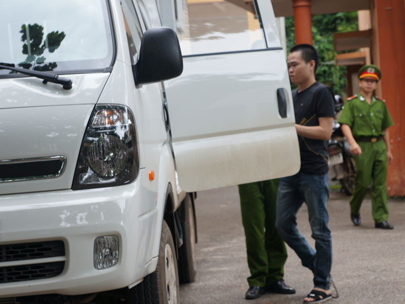 Các bị cáo được áp giải ra xe